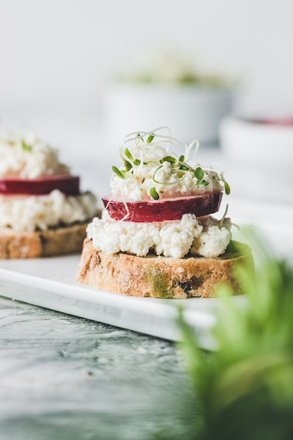 Tostadas veganas con rábano y ricotta.