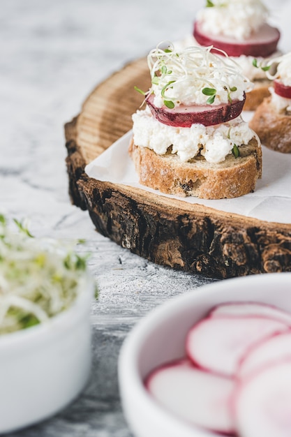 Tostadas vegetarianas con rábano y ricota