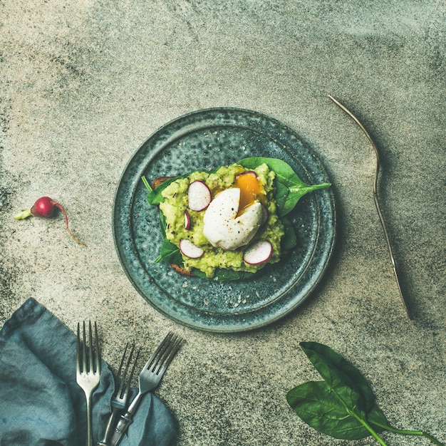 Tostadas vegetarianas saludables de aguacate integral con cultivo cuadrado flatlay