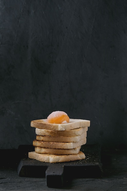 Tostadas con yema sobre negro