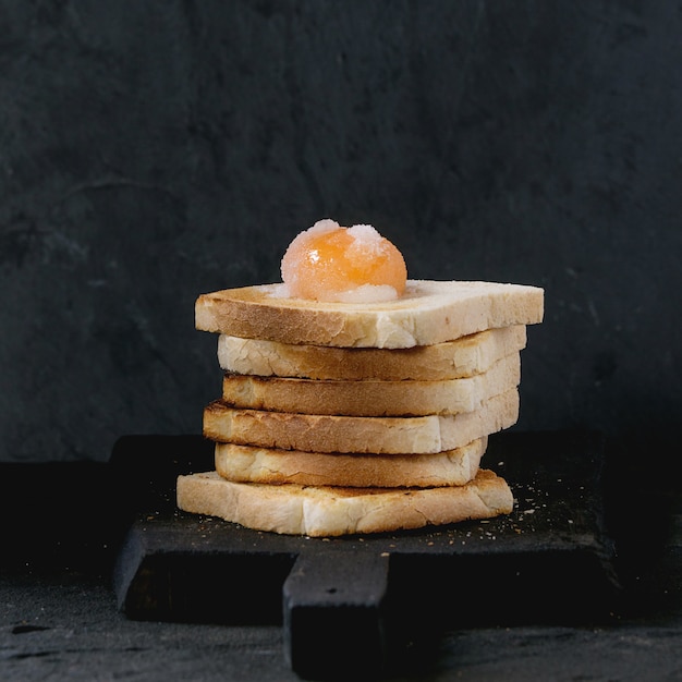 Tostadas con yema sobre negro