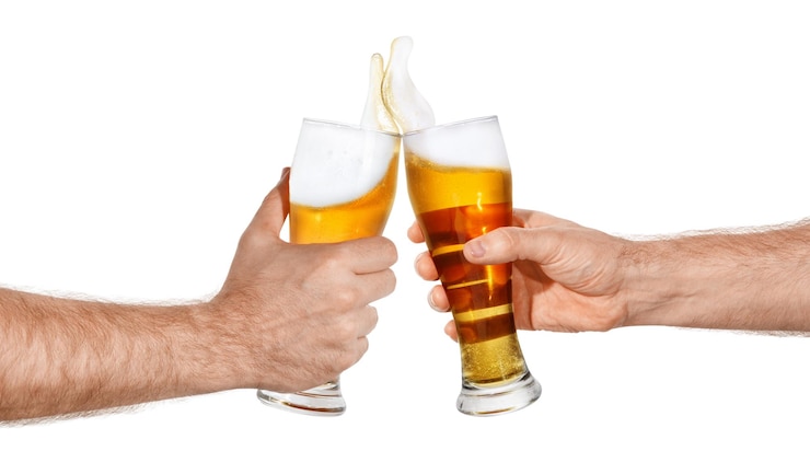 Foto tostar cerveza con salpicaduras