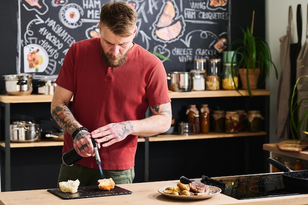 Tostar pão com maçarico na cozinha