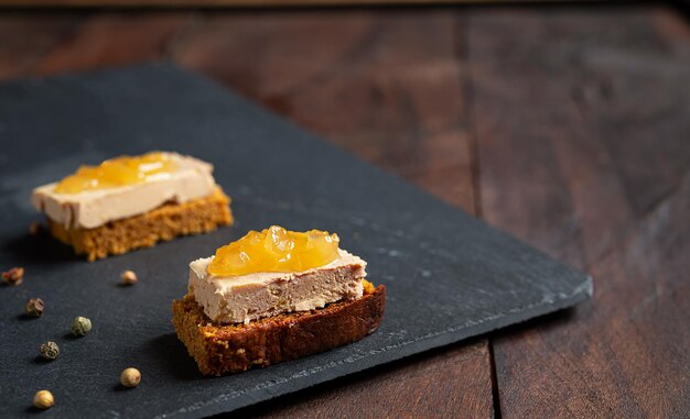 Tostas de foie gras en una pizarra