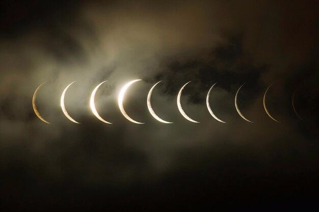 Foto un total de lunas se muestran en el cielo