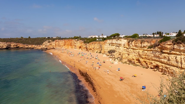 Totale eines portugiesischen Strandes von der Spitze einer Klippe