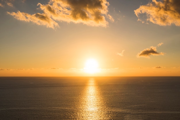 Foto totale sonnenuntergang am strand