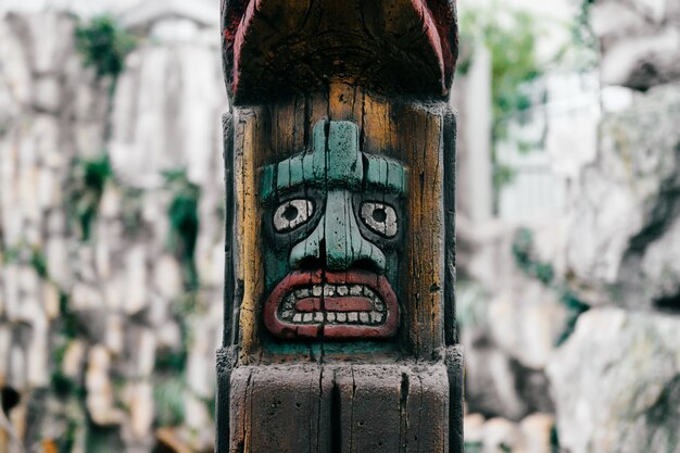 Totem indiano nacional tradicional. arte de escultura de totem. máscara de madeira antiga. rostos de deuses religiosos simbólicos maias e astecas.