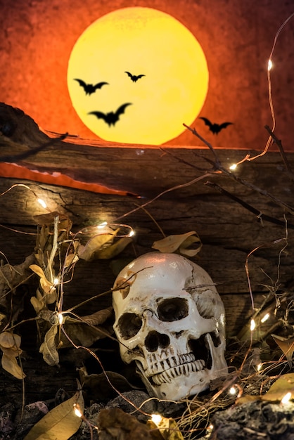 Totenkopf und Gruselszene für Halloween