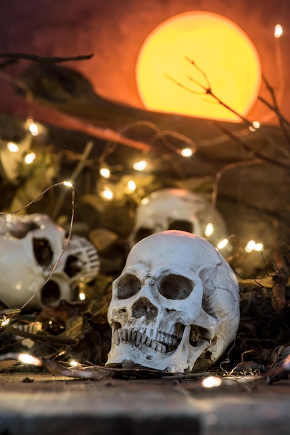 Totenkopf und Gruselszene für Halloween