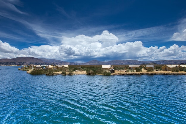 Totora-Boot auf dem Titicaca-See in der Nähe von Puno Peru