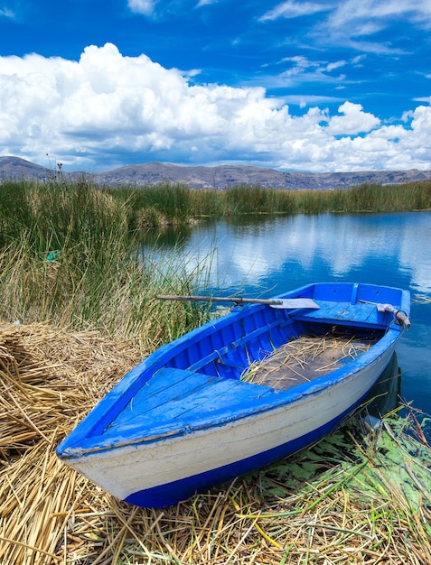 Totora-Boot auf dem Titicaca-See in der Nähe von Puno Peru