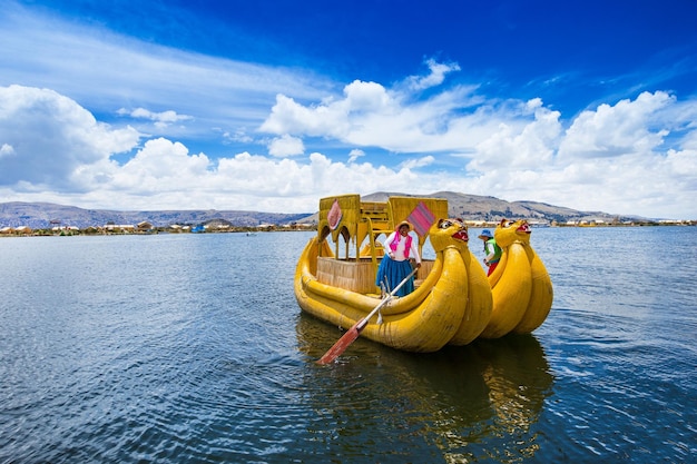 Totora-Boot auf dem Titicaca-See in der Nähe von Puno Peru