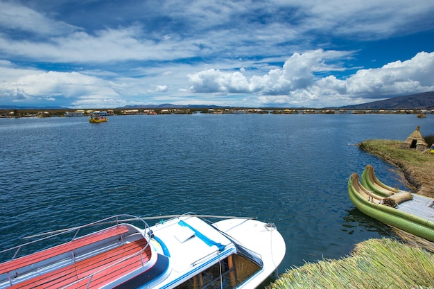 Totora-Boot auf dem Titicaca-See in der Nähe von Puno Peru