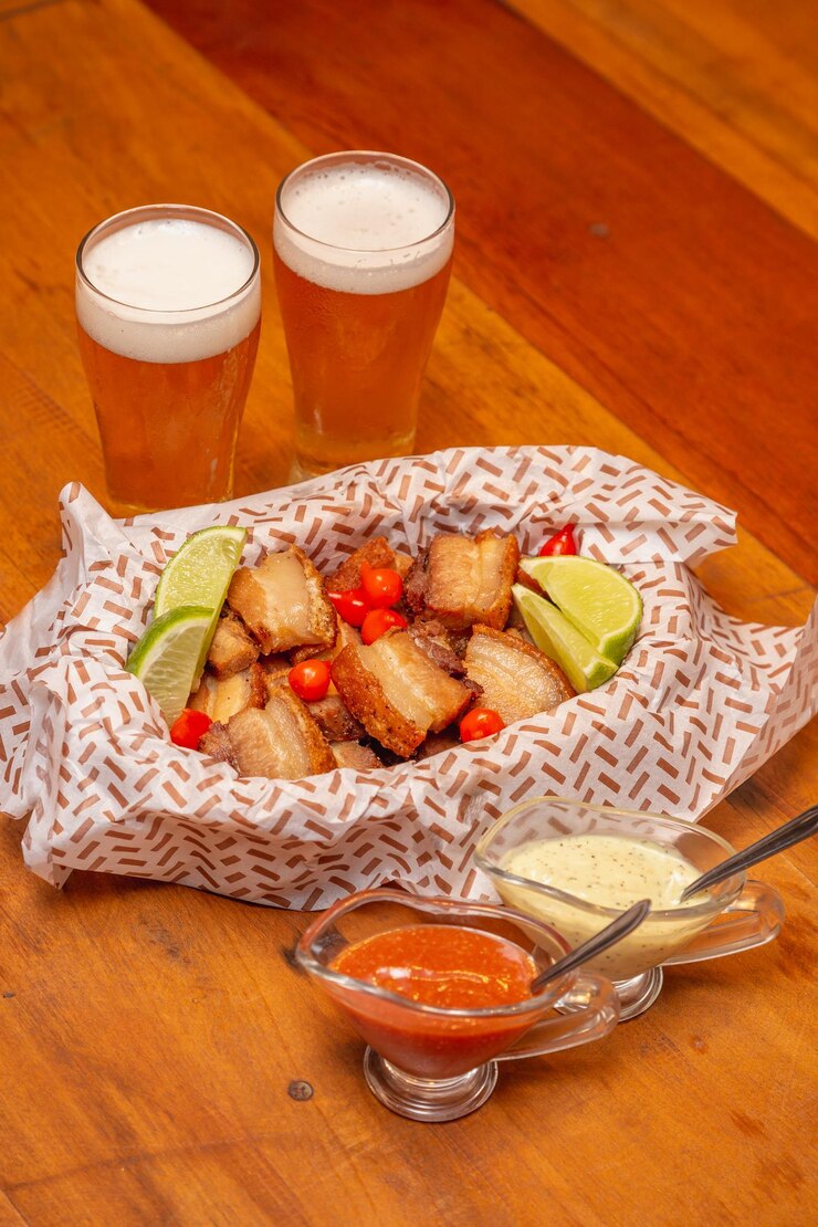 Foto toucinho crocante de porco lanche típico brasileiro servido com maionese e molho de pimenta servido com cerveja