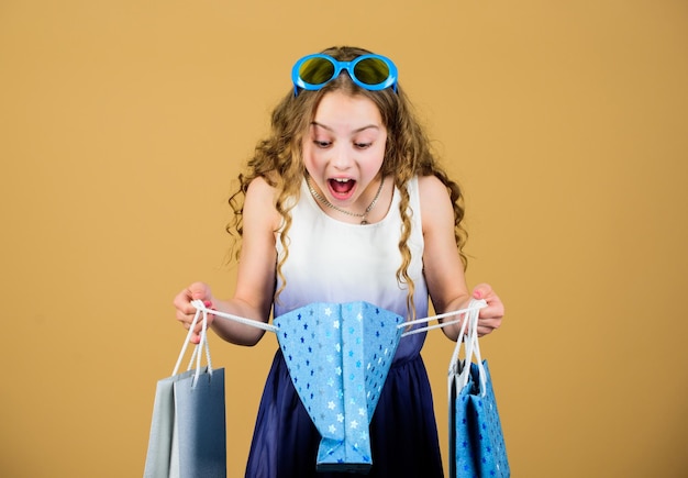 Tour de compras en el extranjero Venta de temporada de verano Compras y compras Viernes negro Descuento de venta Día de compras Gafas de sol de niña de moda infantil Paquete de retención Marca de niños favorita Chica con bolsa de compras