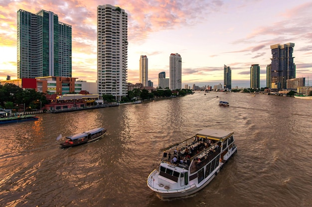 Foto tour en crucero por el río chao phraya del paisaje de la ciudad de bangkok, tailandia