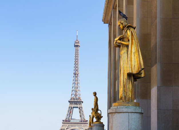 Tour Eiffel y estatuas del jardín de Trocadero, que data de la década de 1930, copie el espacio en el cielo, París, Francia