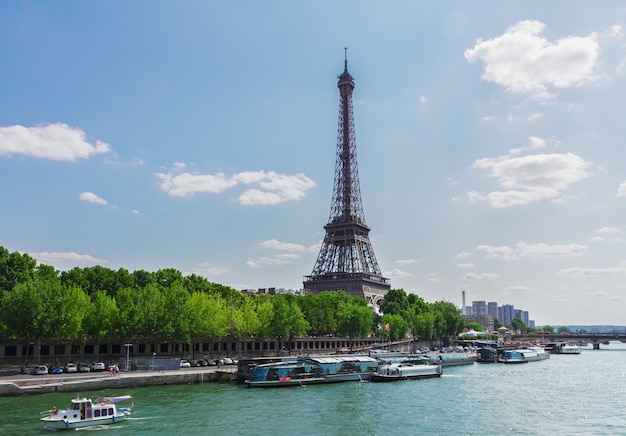 Tour eiffel sobre as águas do rio sena, paris, frança