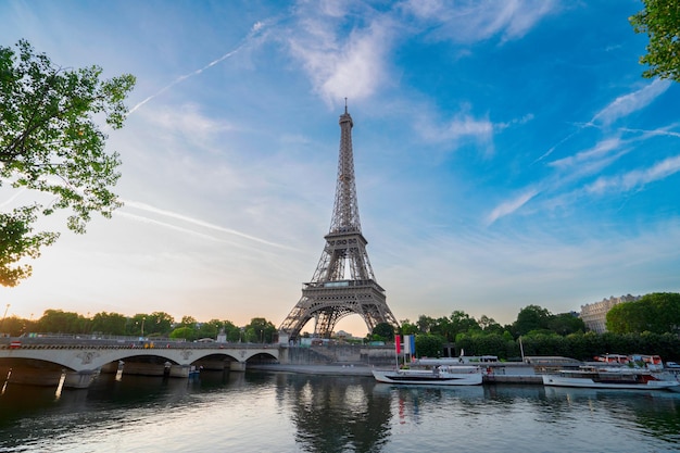 Tour Eiffel sobre el río Sena