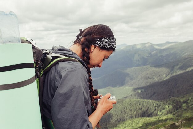 Tourismus, Berge, Lebensstil, Natur, Menschenkonzept - Mädchen in den Bergen Bergsteigen Travel Lifestyle-Konzeptlandschaft auf Hintergrundferien Abenteuerreise im Freien, Mensch und Natur.