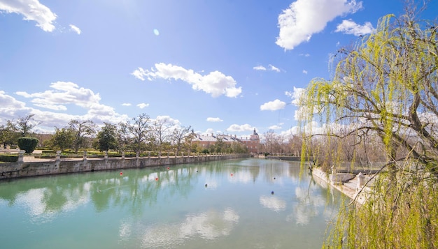 Tourismus, Der Fluss Tajo neben dem Palast von Aranjuez. Wasserfälle mit Enten und Gänsen