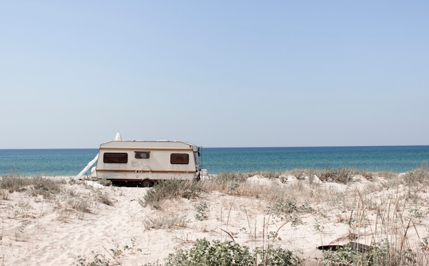 Tourismus, Freizeit und Reisen. Ein Touristenbus und ein Sandstrand mit Blick auf die Schwarzmeerküste im Süden der Ukraine, Region Kherson. Europa