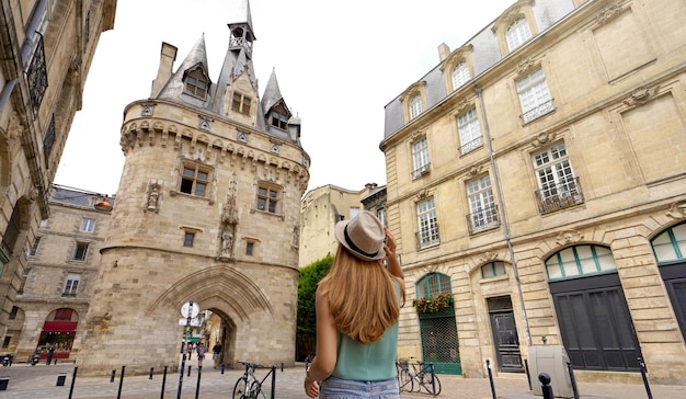 Tourismus in Bordeaux Frankreich Reisendes Mädchen, das in Bordeaux spazieren geht und Porte Cailhau entdeckt, ein mittelalterliches Torhaus der alten Stadtmauern