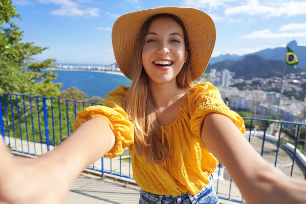 Tourismus in Brasilien Mode-Touristin macht ein Selfie in Rio de Janeiro, Brasilien