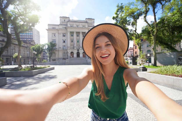 Tourismus in Santos Brasilien Fröhliches, fröhliches Reisendes Mädchen nimmt Selbstporträt auf dem Maua-Platz im historischen Zentrum von Santos Brasilien auf