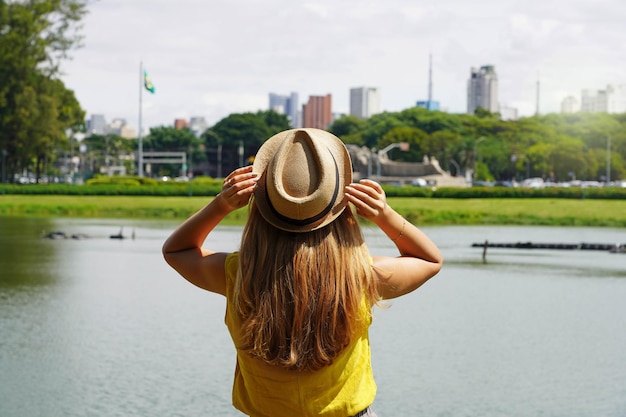 Tourismus in Sao Paulo Brasilien Rückansicht des reisenden Mädchens, das die Skyline der Metropole Sao Paulo vom Ibirapuera Park Brasilien genießt