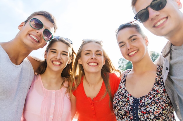 tourismus-, reise-, menschen-, freizeit- und technologiekonzept - gruppe lächelnder jugendlicher freunde, die selfie im freien machen