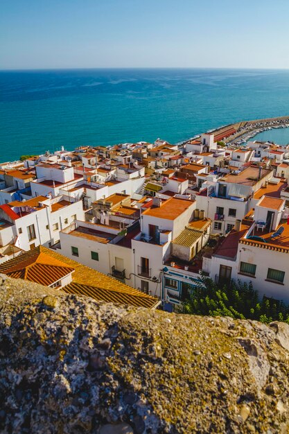 Tourismus, spanische Landschaft mit tiefblauem Meer und mediterraner Architektur