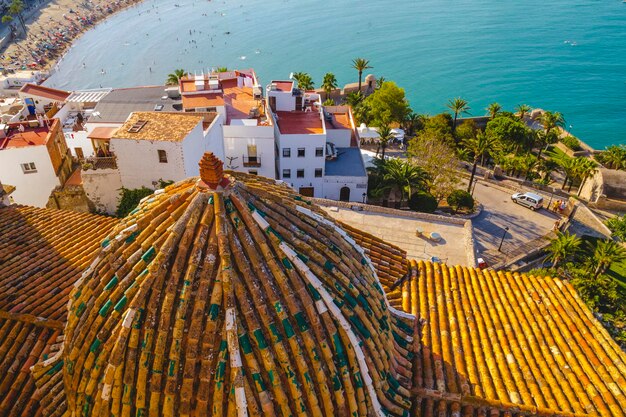 Tourismus, spanische Landschaft mit tiefblauem Meer und mediterraner Architektur