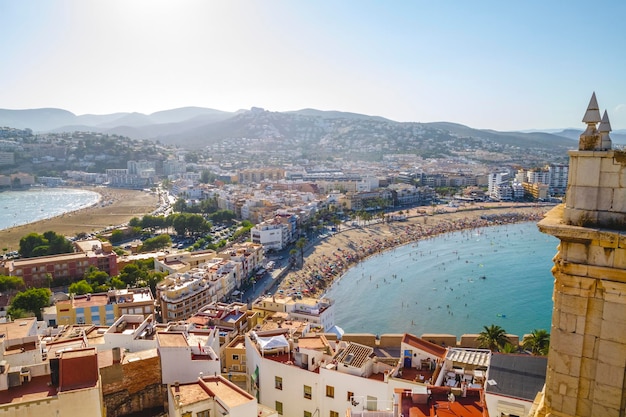 Tourismus, spanische Landschaft mit tiefblauem Meer und mediterraner Architektur