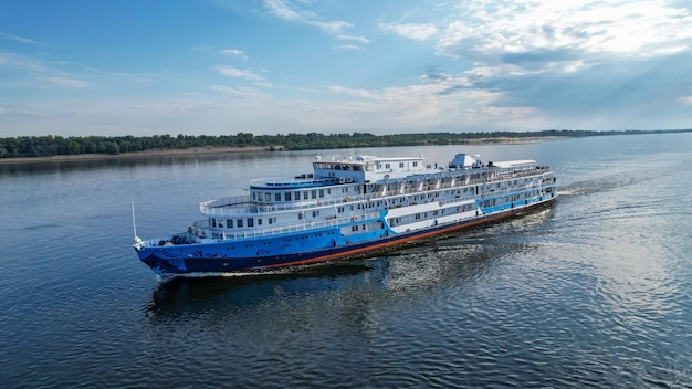 Tourismus und Reisen Ein Kreuzfahrtschiff mit Touristen verläuft entlang der Wolga Wolgograd Russland