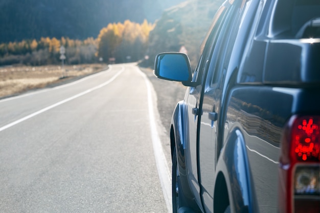 Tourismusauto auf der Autobahn