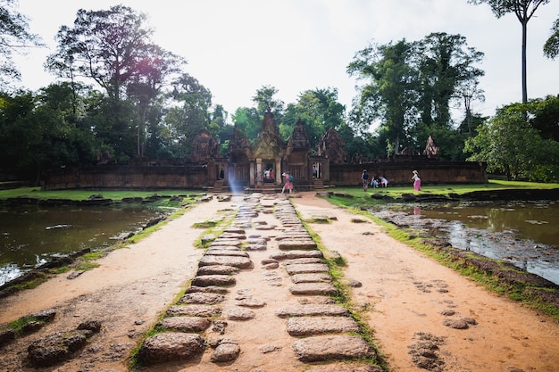 Tourist am erstaunlichen Tempel altes Bayon Schloss, Angkor Thom, Siem Reap, Kambodscha