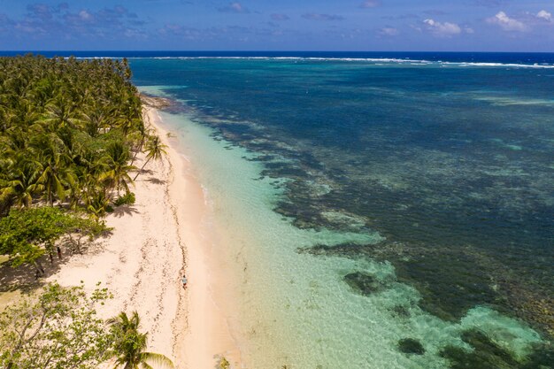 Tourist an einem tropischen Strand auf den Philippinen