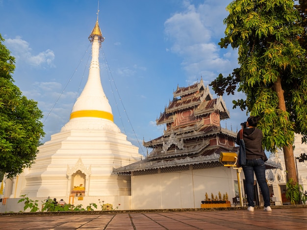 Tourist Asia Frau nehmen Bild alten Tempel