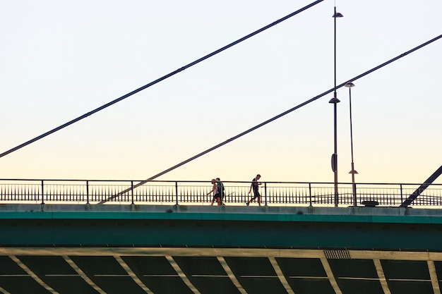 Tourist auf der Brücke besucht Bilbao Stadt Spanien