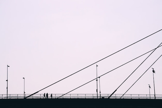 Tourist auf der Brücke, die Stadt Bilbao, Spanien besucht