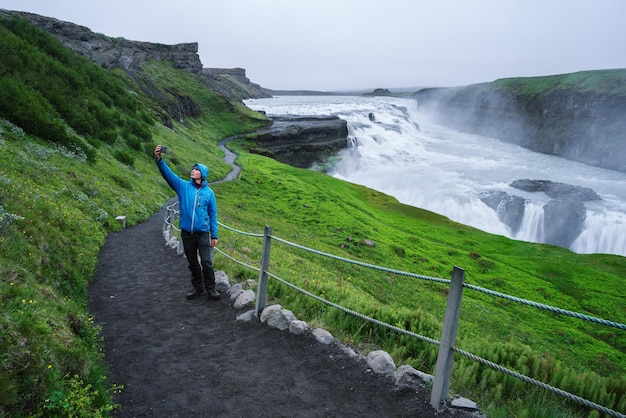 Tourist auf einer Reise in der Nähe des Wasserfalls Gullfoss in Island