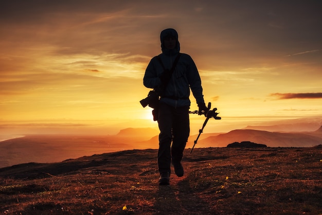 Tourist bei Sonnenuntergang in den Gipfelbergen
