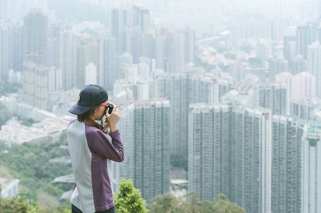 Tourist, der auf dem Berg sich entspannt