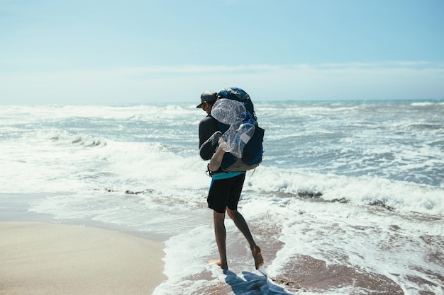 Tourist, der auf den Strand geht