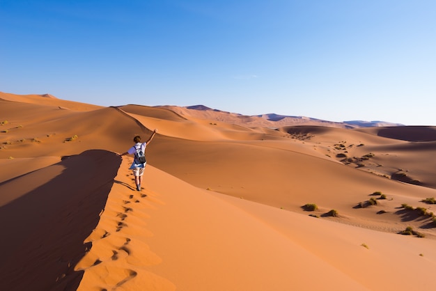 Tourist, der auf die szenischen Dünen geht