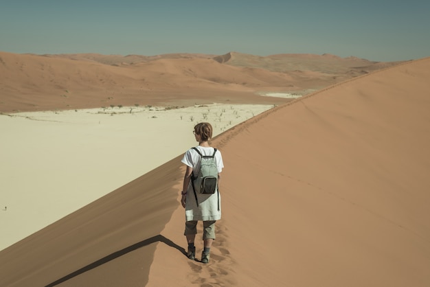 Tourist, der auf die szenischen Dünen von Sossusvlei, Namibische Wüste, Namibia geht.