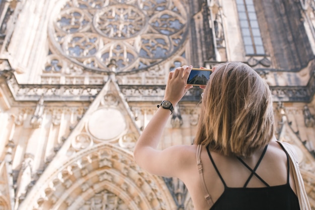 Tourist, der die Kathedrale St. Vitus fotografiert
