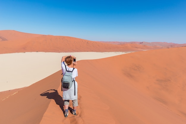 Tourist, der Foto bei Sossusvlei, Namibia macht